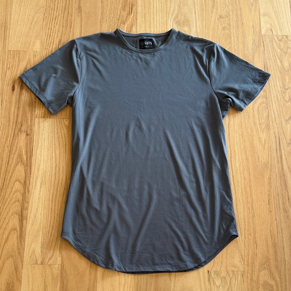 CUTS brand men’s elongated tee. Dark gray. Size Large